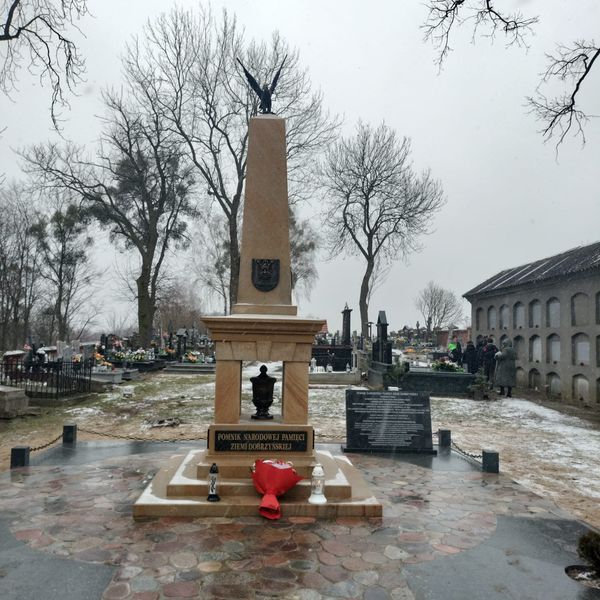 Pomnik Narodowej Pamięci Ziemi Dobrzyńskiej przy klasztorze OO. Karmelitów w Oborach